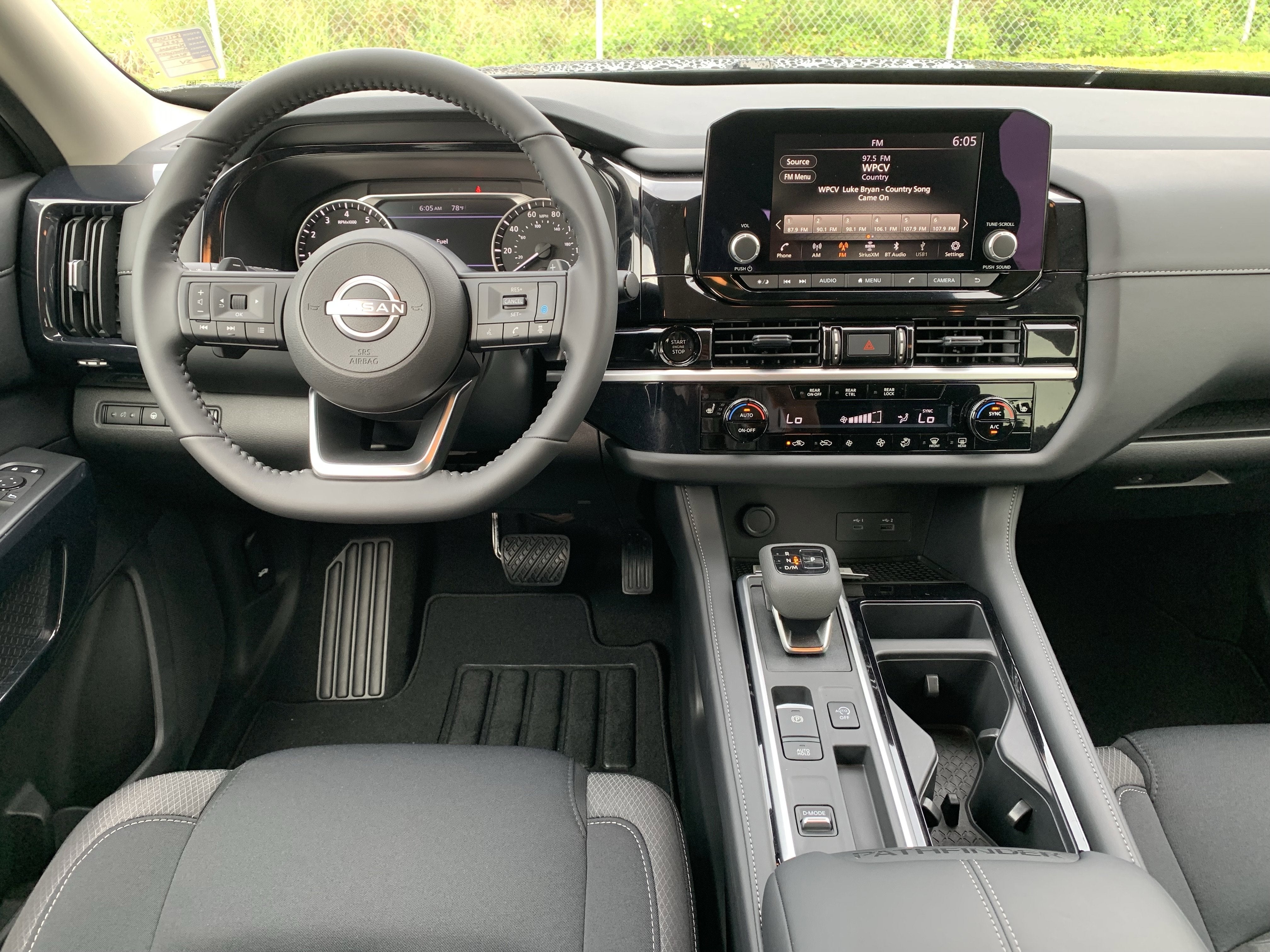 2025 Nissan Pathfinder SV