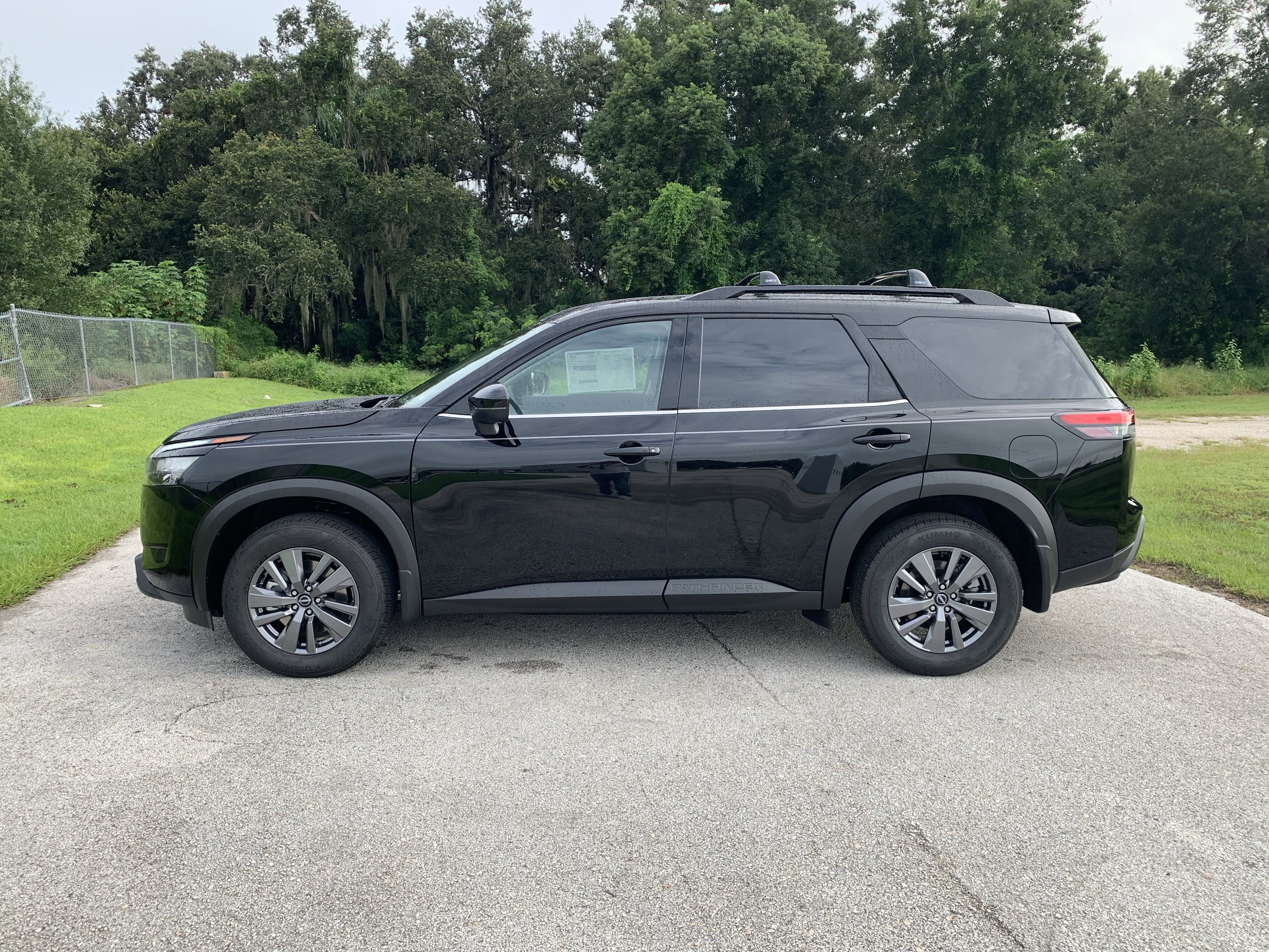 2025 Nissan Pathfinder SV