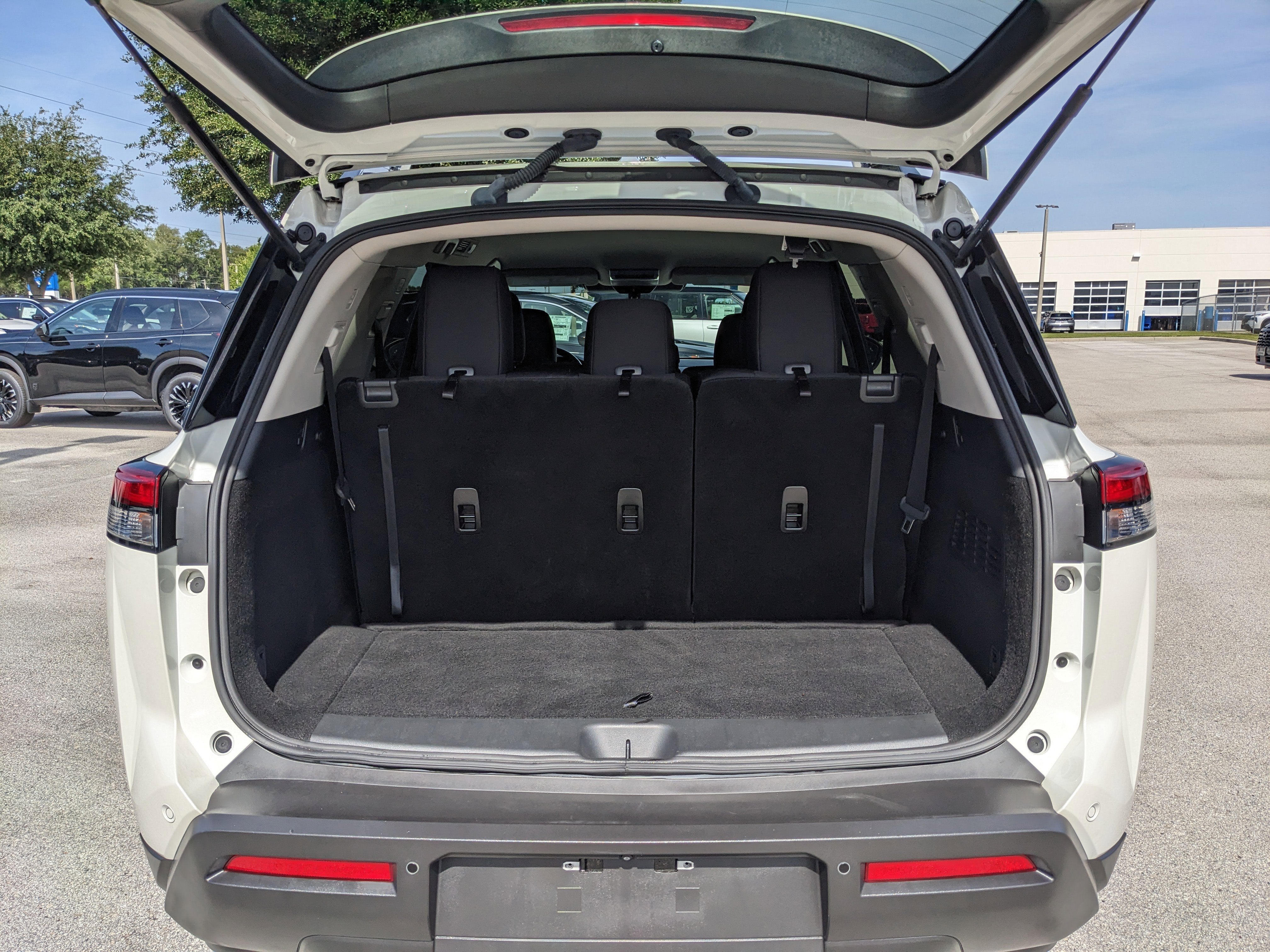 2024 Nissan Pathfinder SV