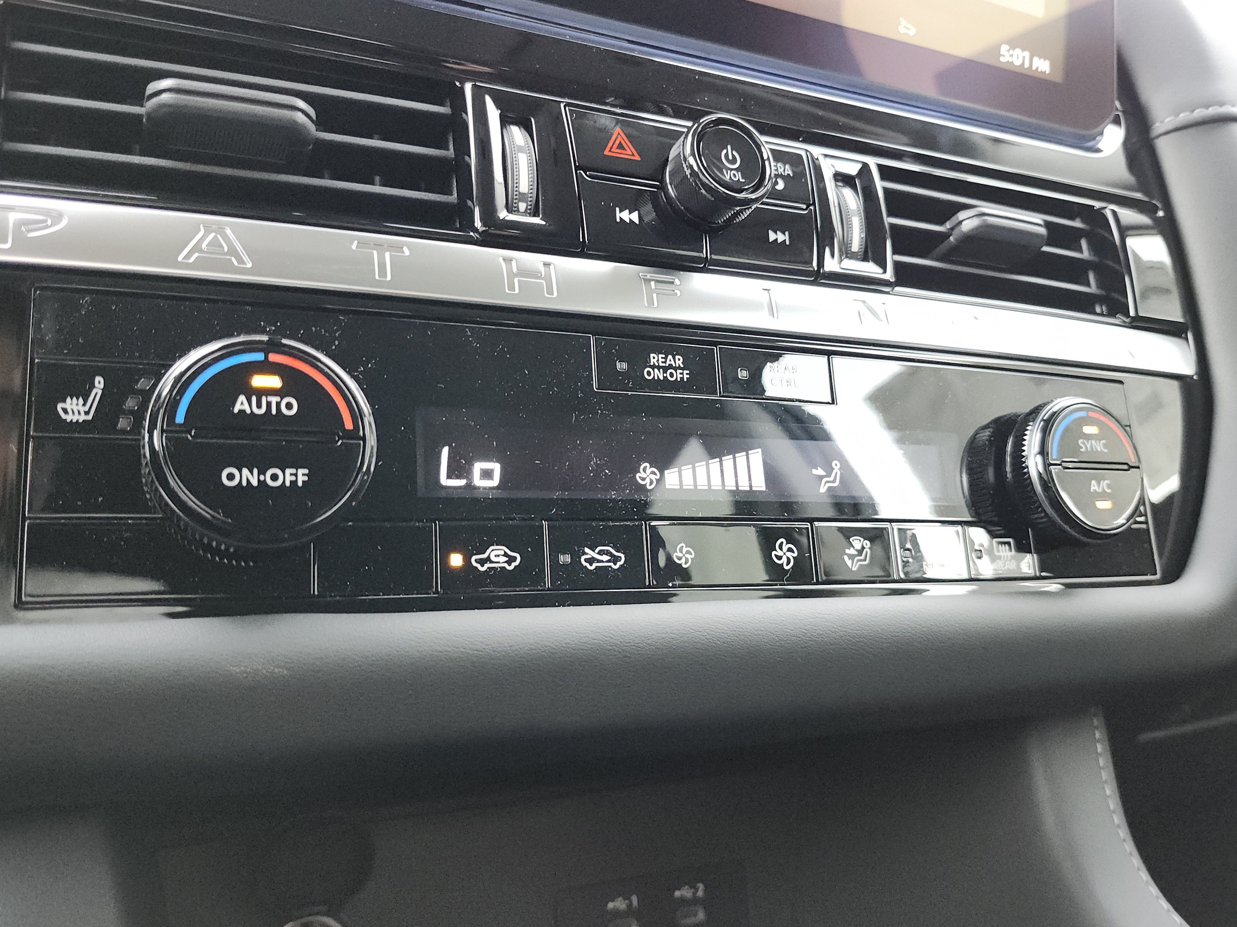 2026 Nissan Pathfinder SV