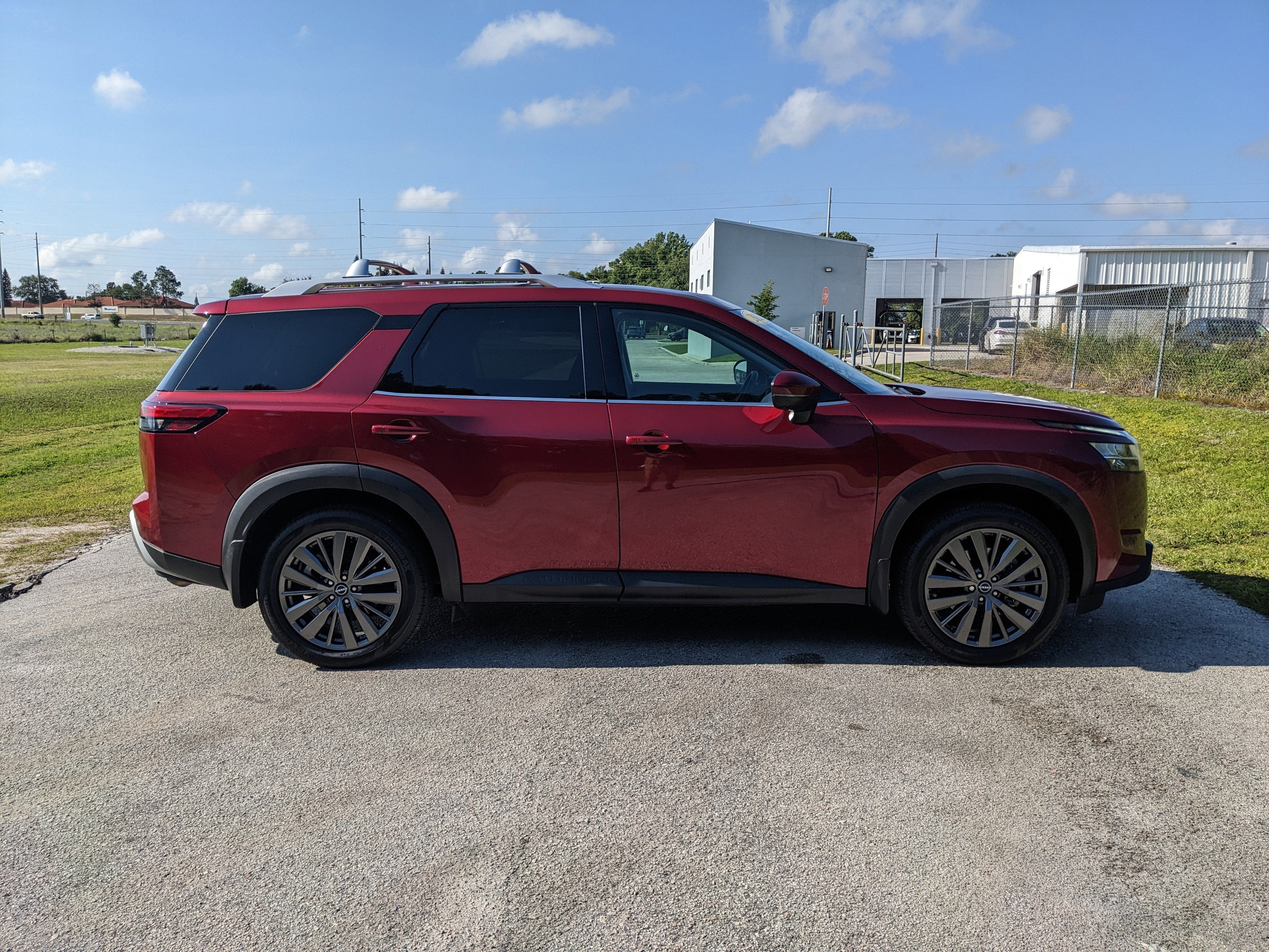 2022 Nissan Pathfinder SL