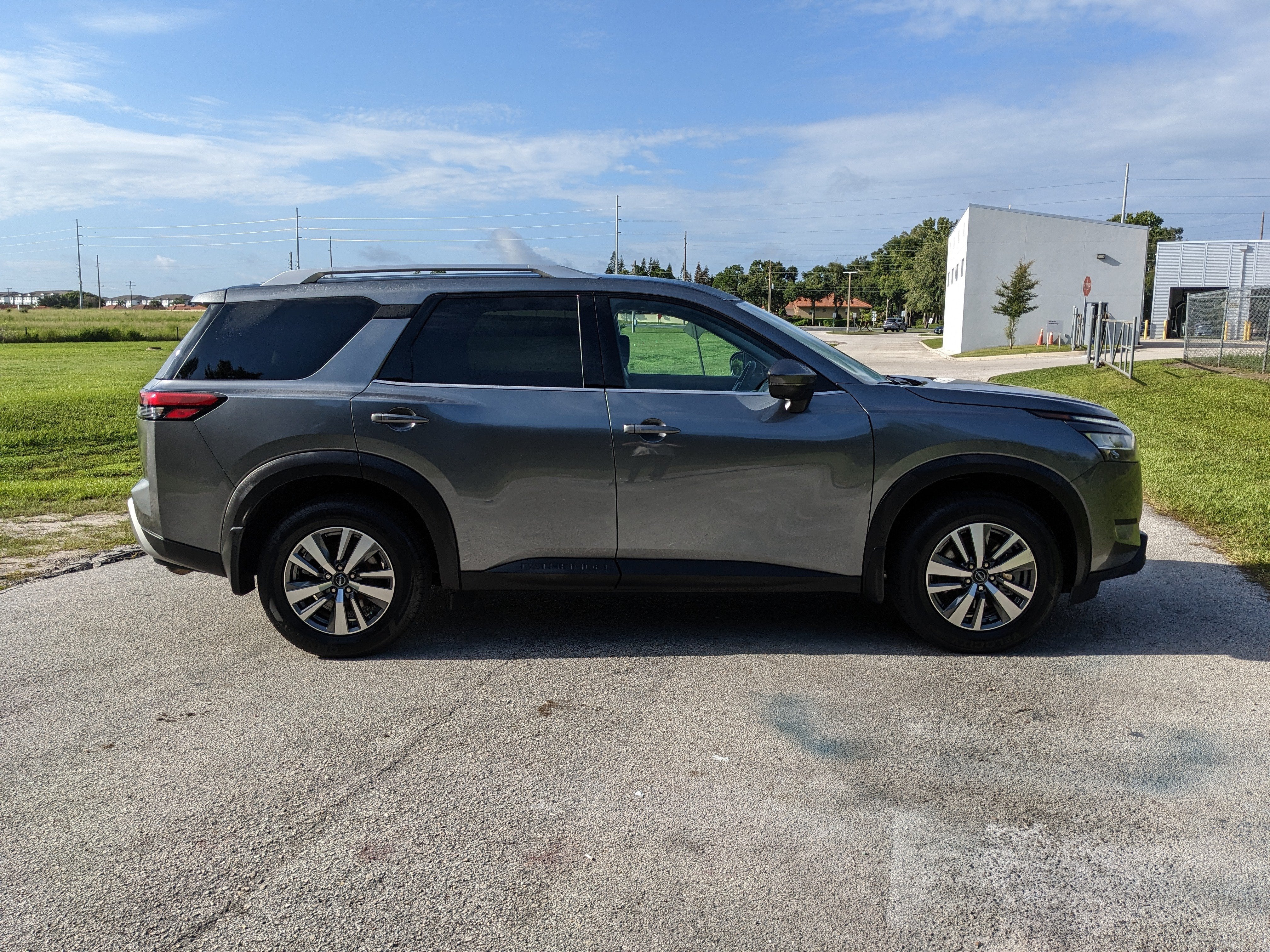 2024 Nissan Pathfinder SL