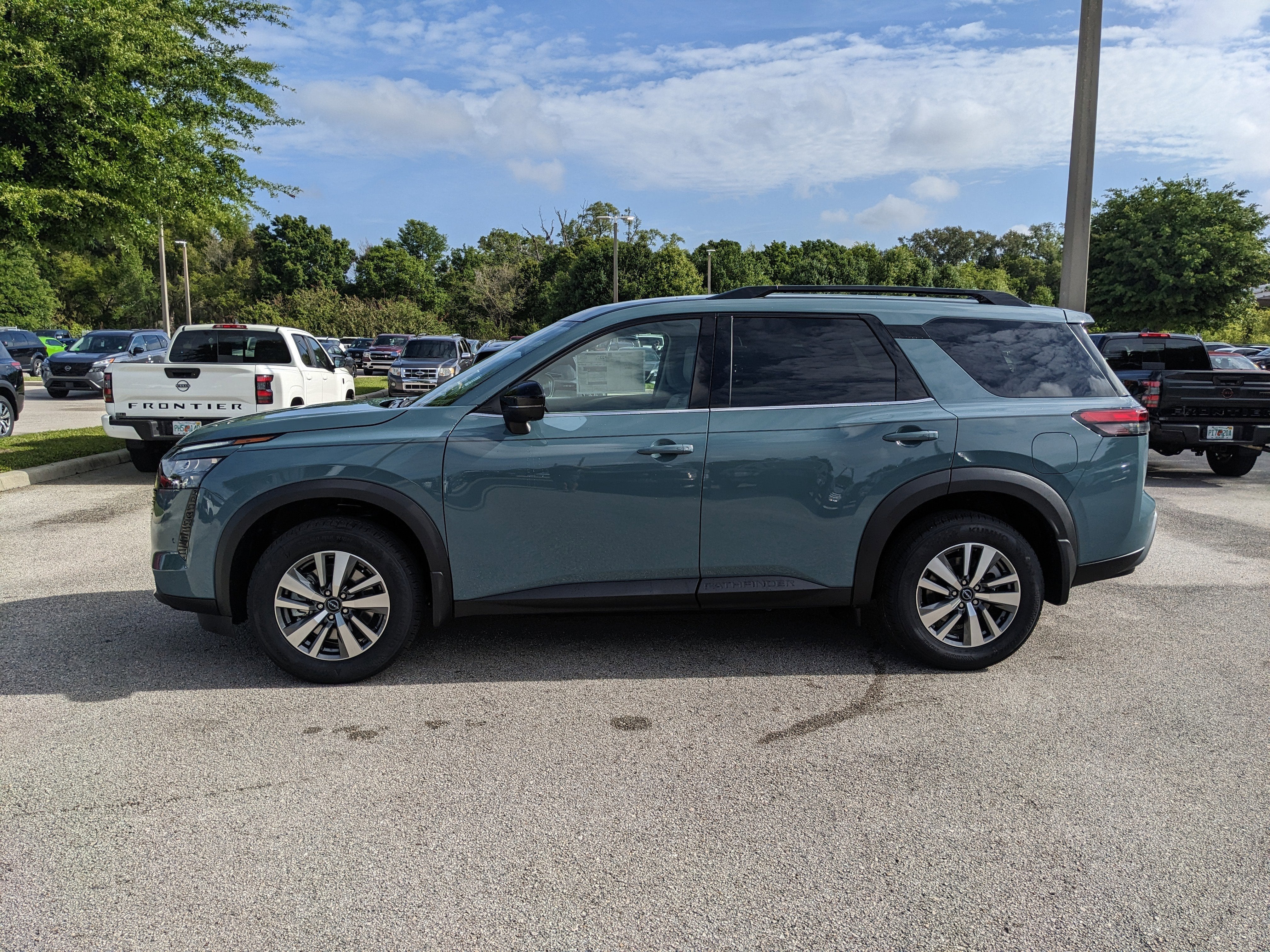 2026 Nissan Pathfinder SL