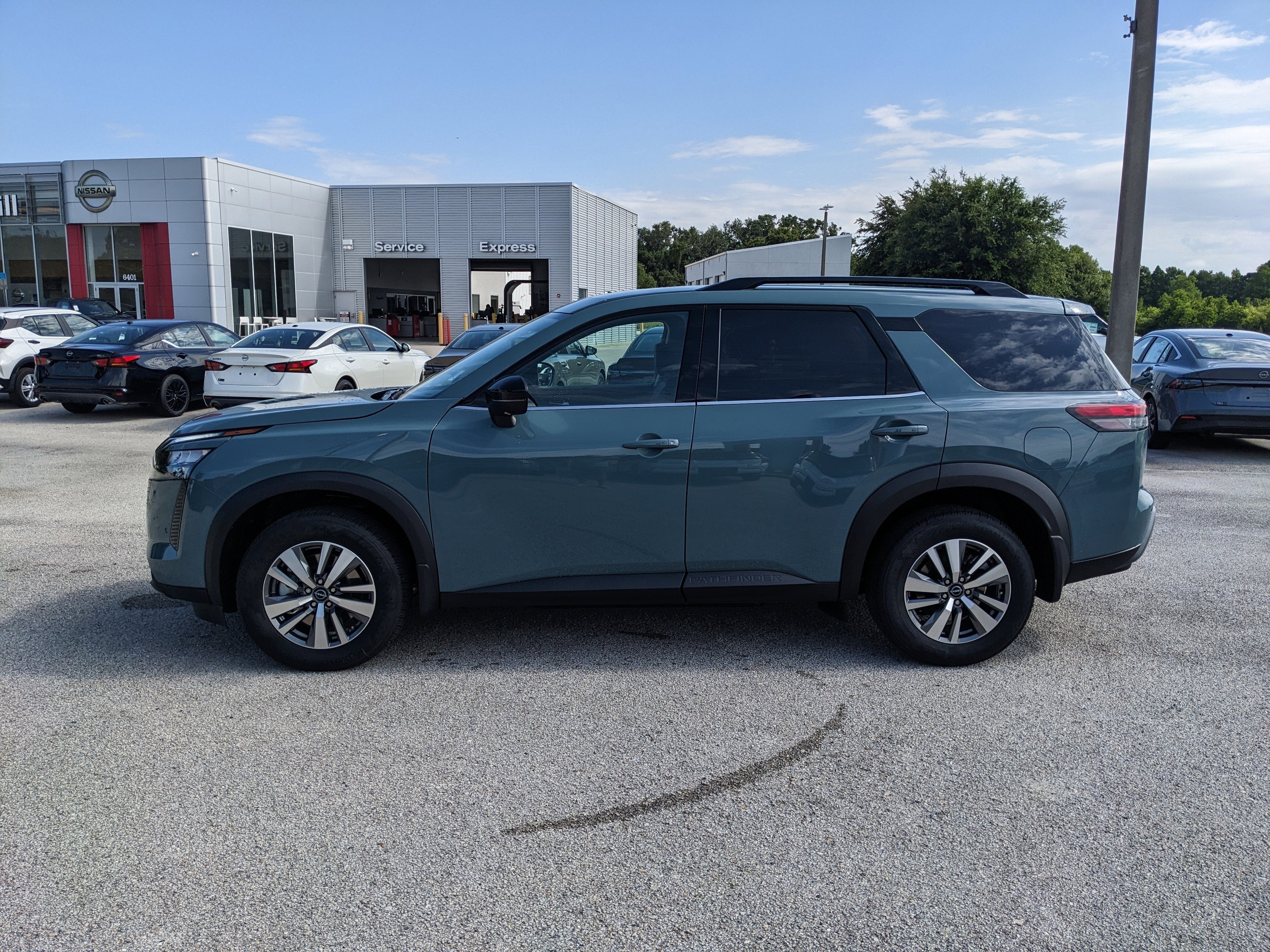 2026 Nissan Pathfinder SL