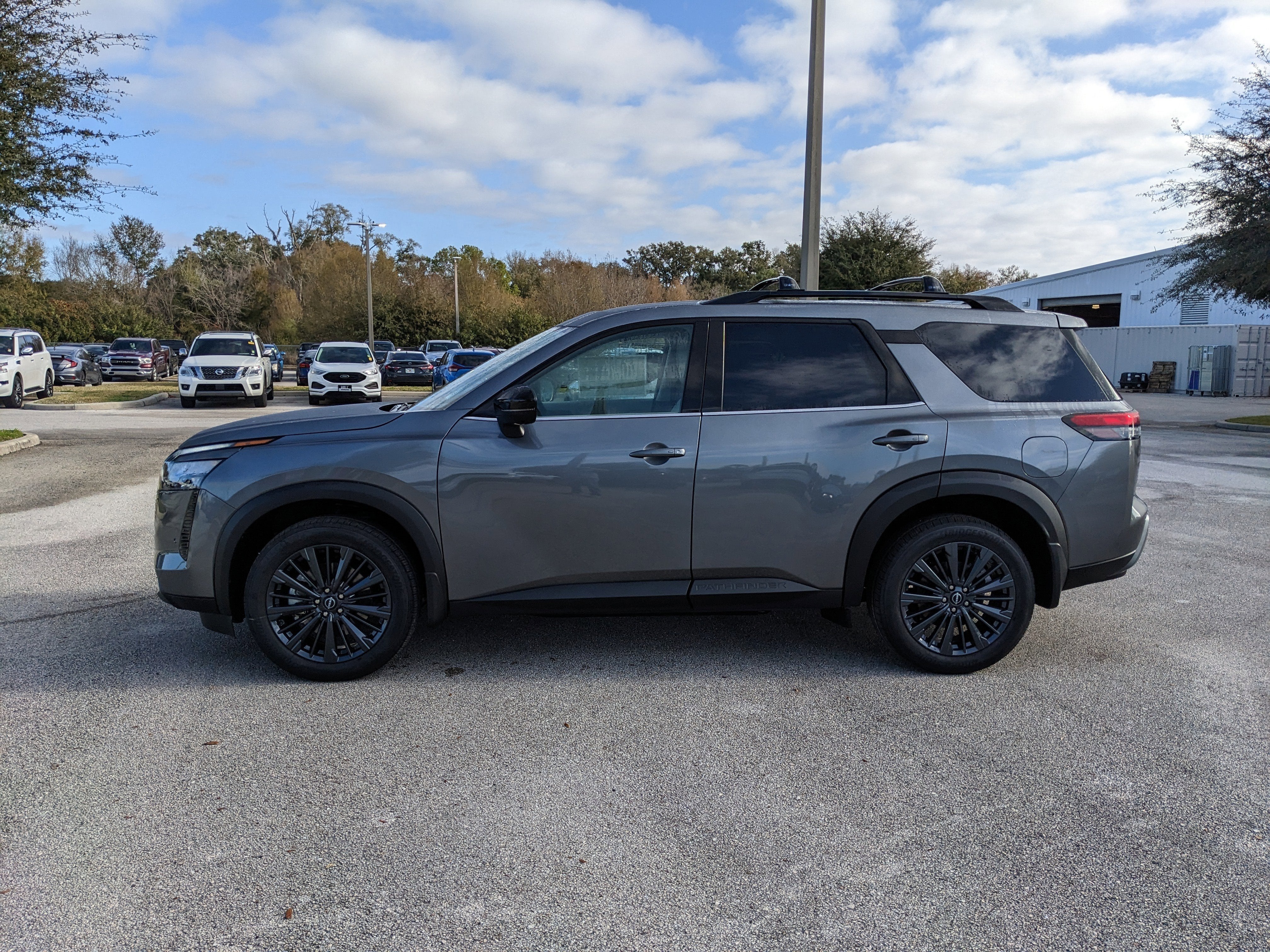 2026 Nissan Pathfinder SL