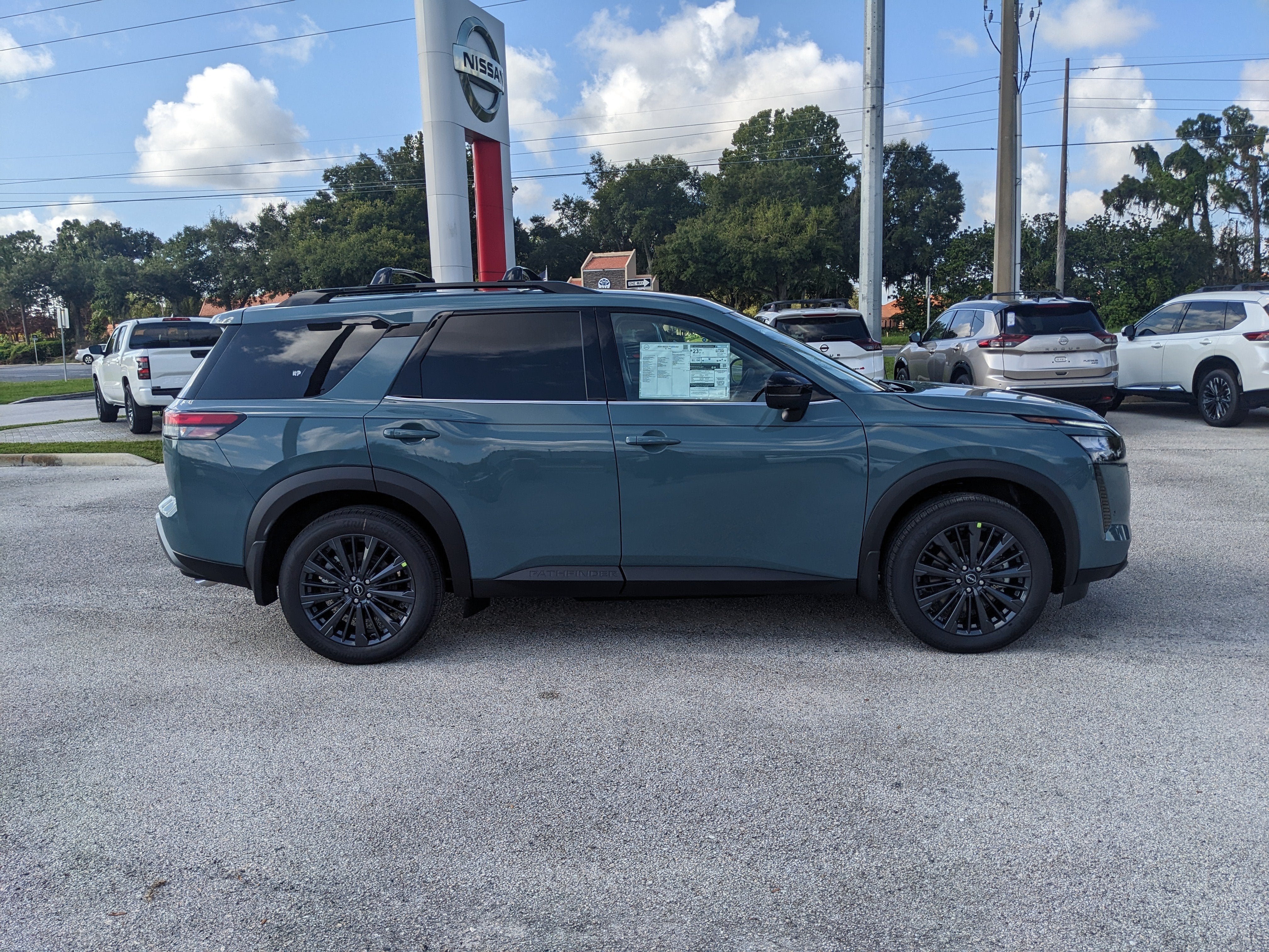 2026 Nissan Pathfinder SL