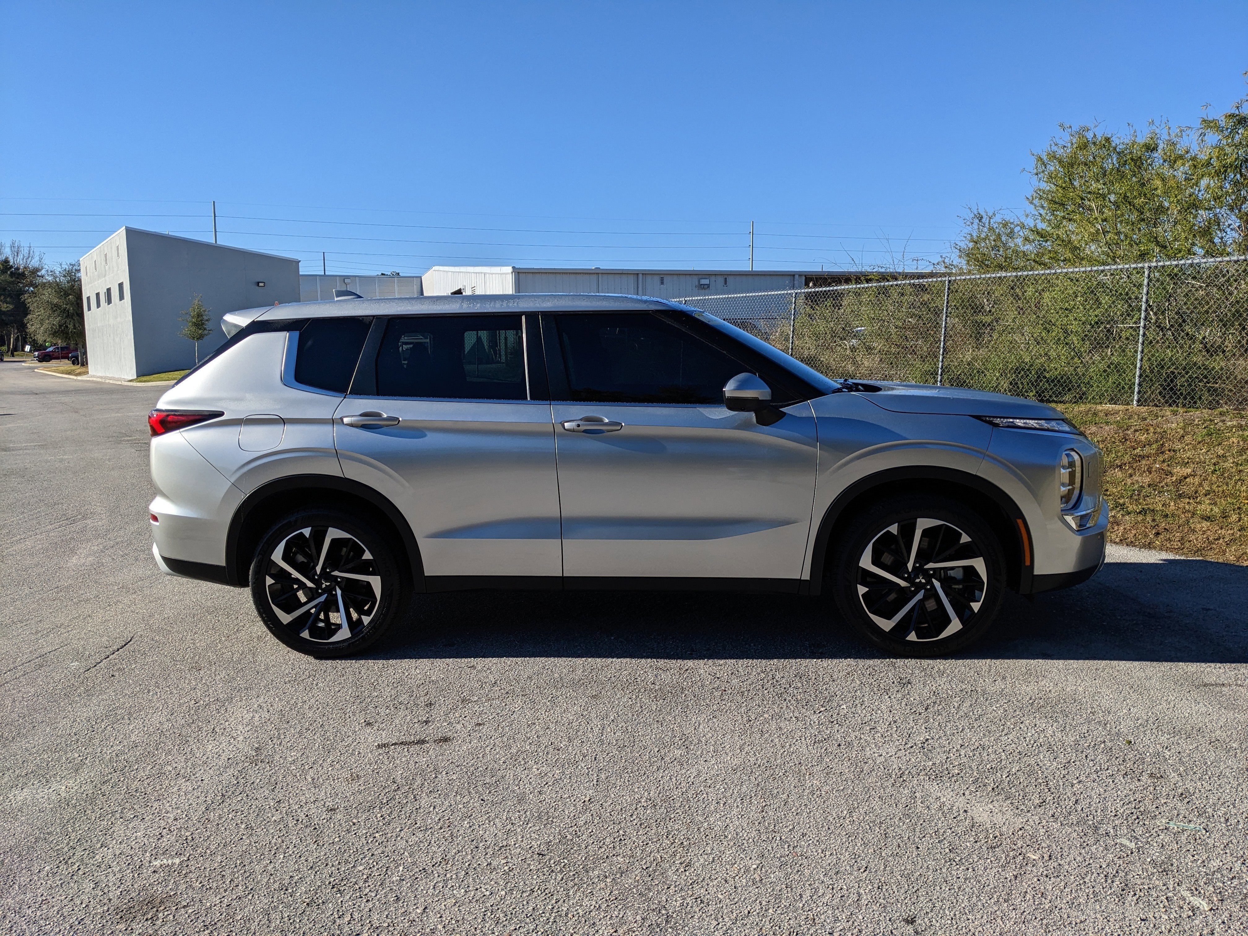 2023 Mitsubishi Outlander SE